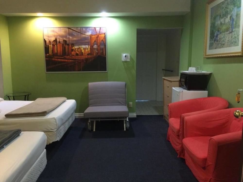 Guest house Adas Toronto